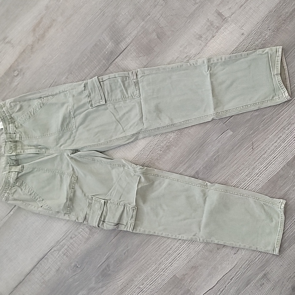 Women's American Eagle stretch cargo pants. Regular length.